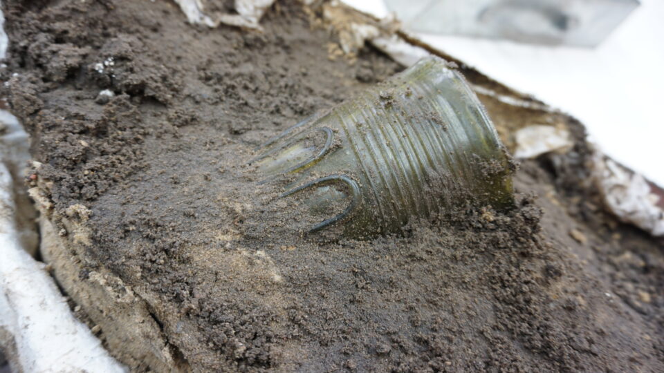 Udgravning af romersk glasbæger